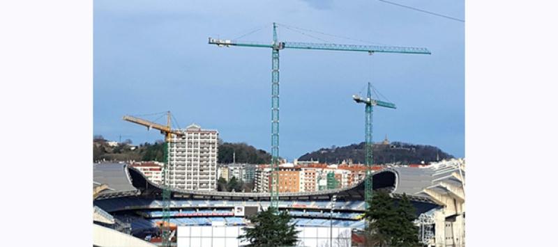 3 grúas JASO participan en la remodelación del Estadio de Anoeta