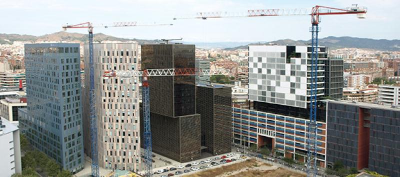 Grúas torre en Barcelona, a 89 metros de altura... ¡autoestable!